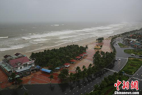 資料圖：2017年11月5日，越南峴港某處海灘風雨交加。