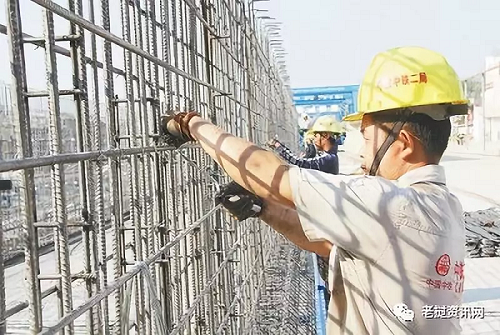 在中老鐵路萬象制梁場(chǎng)，中老兩國技術(shù)人員正在進(jìn)行橋梁預(yù)制。本報(bào)記者 孫廣勇攝