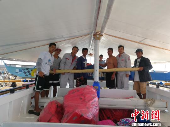 中國(guó)援助菲律賓PGN大橋工程可行性研究項(xiàng)目”（ThePanay-Guimaras-NegrosBridgeProject）海洋水深測(cè)量勘測(cè)人員，3月1日在吉馬拉斯海峽作業(yè)時(shí)，成功營(yíng)救兩名菲律賓落水漁民。圖為兩位漁民及家屬對(duì)進(jìn)行營(yíng)救的中國(guó)勘測(cè)人員合影表達(dá)感謝。 中交公路規(guī)劃設(shè)計(jì)院有限公司 攝